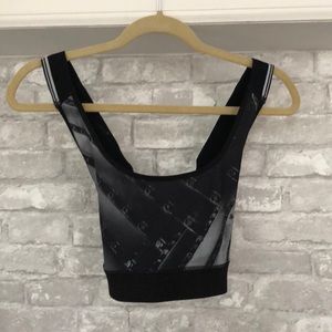 Sports bra with elastic straps